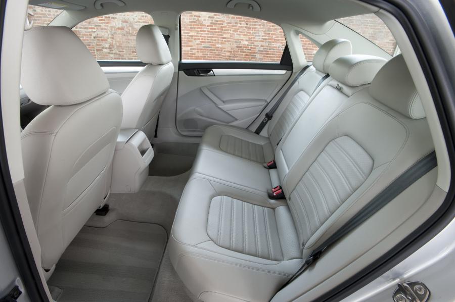  Volkswagen Passat 2011 года  (US) (фото 23 из 111)